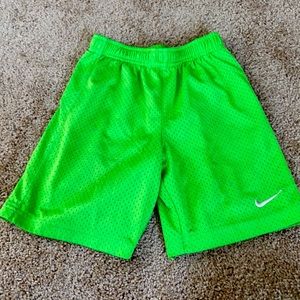 Boys size 6/7 Nike basketball shorts